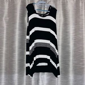 Cable and guage black and white sleeveless very flattering top